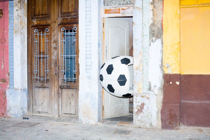 © Ricardo Cases - Image from the El Porqué de las Naranjas (The mechanics of chaos) photography project