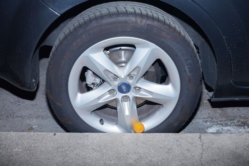 © Ricardo Cases - Image from the El Porqué de las Naranjas (The mechanics of chaos) photography project