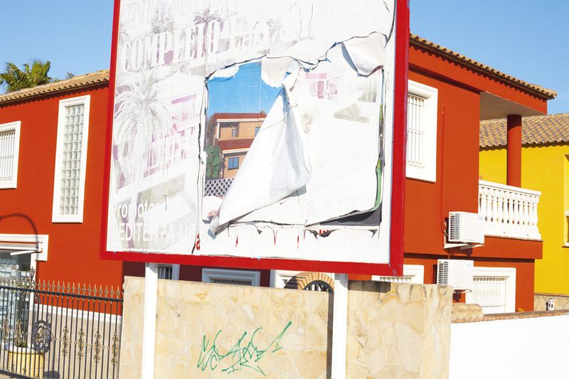 © Ricardo Cases - Image from the El Porqué de las Naranjas (The mechanics of chaos) photography project