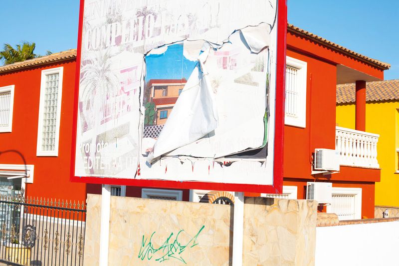 © Ricardo Cases - Image from the El Porqué de las Naranjas (The mechanics of chaos) photography project