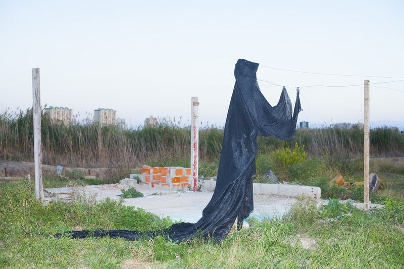 © Ricardo Cases - Image from the El Porqué de las Naranjas (The mechanics of chaos) photography project