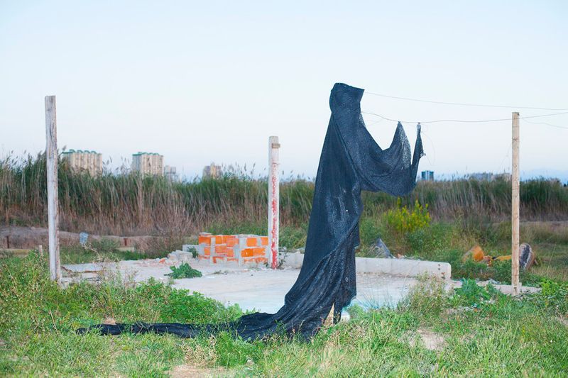 © Ricardo Cases - Image from the El Porqué de las Naranjas (The mechanics of chaos) photography project