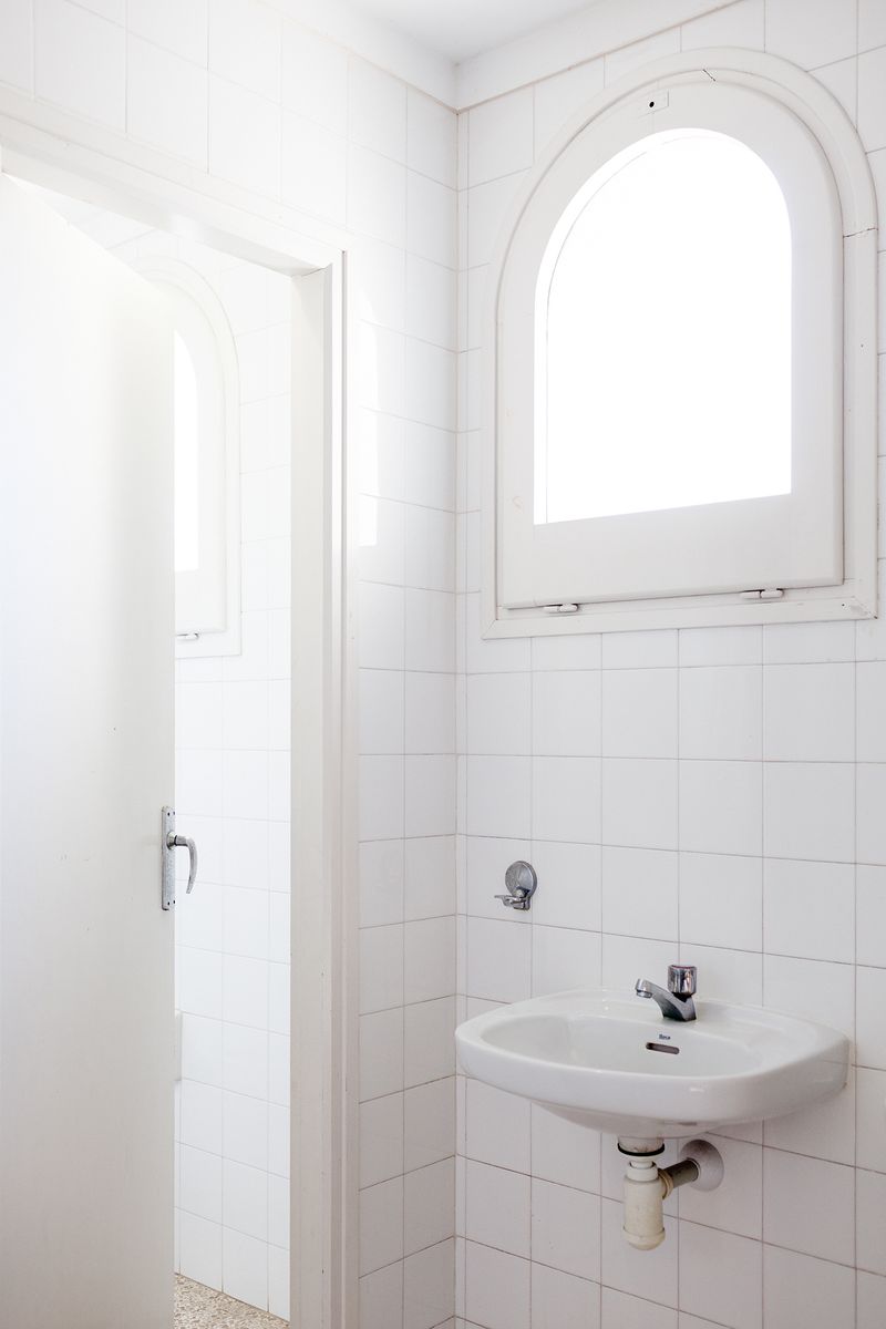 © Anna Galí - Bathroom at his high school