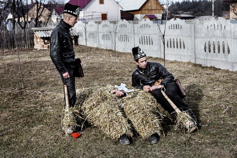© Alessandro Vincenzi - Two Gipsy and a Bear are taking rest the 14th in the afternoon after almost 24 hours of celebration.