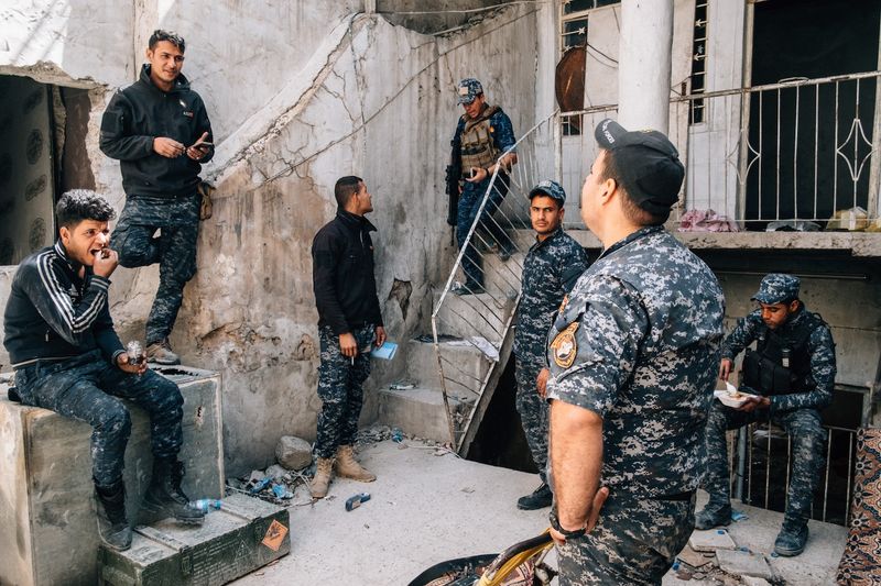 © Alexandra Howland - A unit of the Iraqi Federal Police holds the line in the Old City of West Mosul.