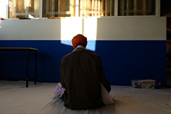 © Stefanos Chronis - Man is praying in immigrants place of worship in Athens. Religion Sikhism, origin Punjab India