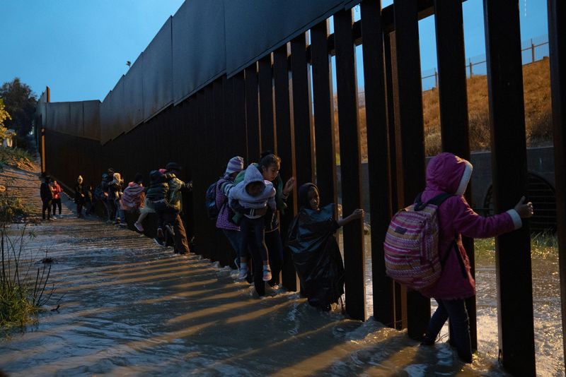 © Kitra Cahana - Image from the Caravana Migrante photography project