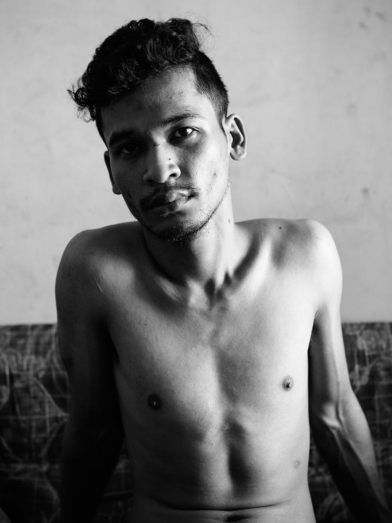 © Toni Arnau - Seiha, 27, at a friend's house in the center of Phnom Penh. Phnom Penh, Cambodia, 2017.