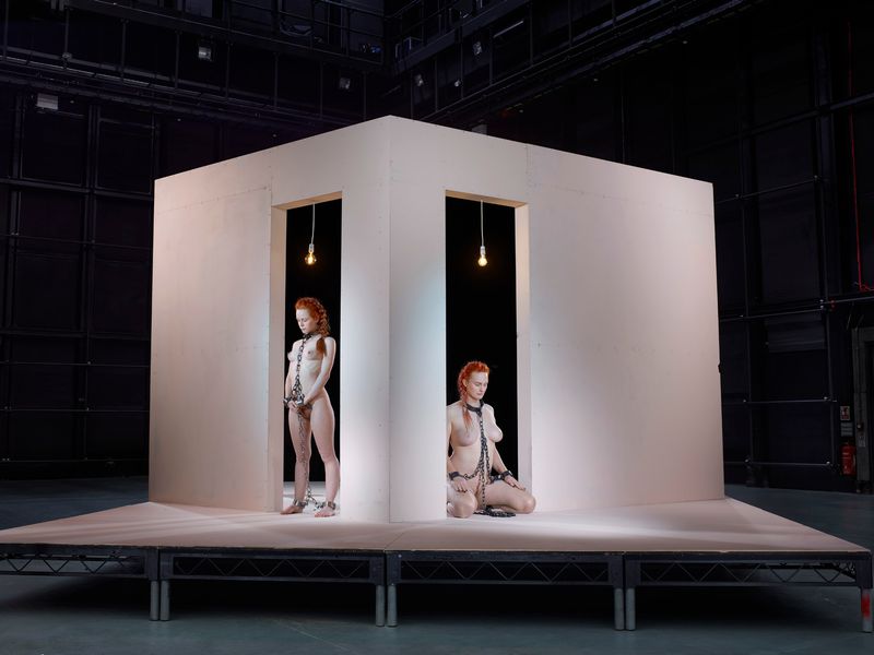 © Julia Fullerton-batten - Ella and Chloe, live in slaves