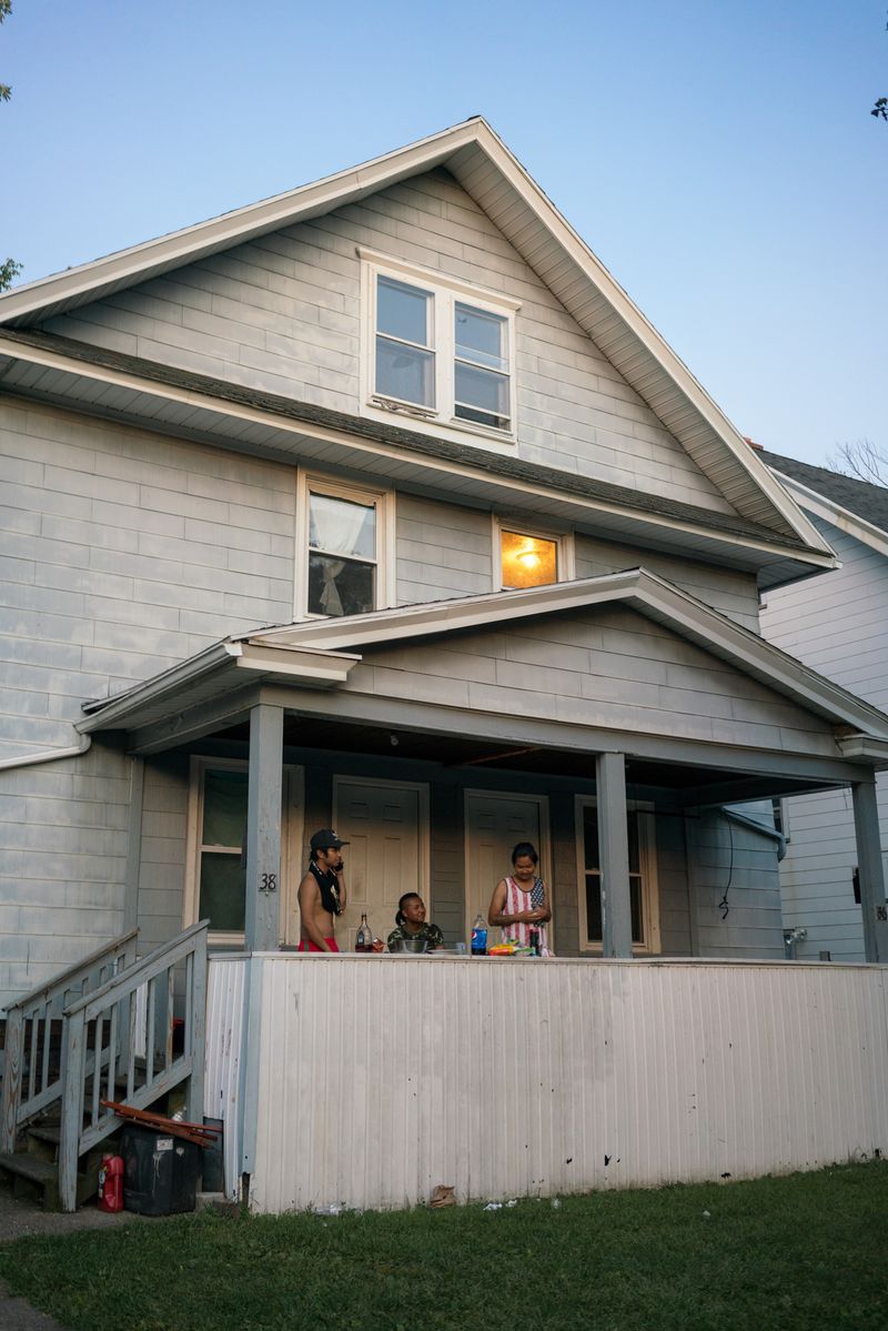 © Jade Thiraswas - Porch hangout