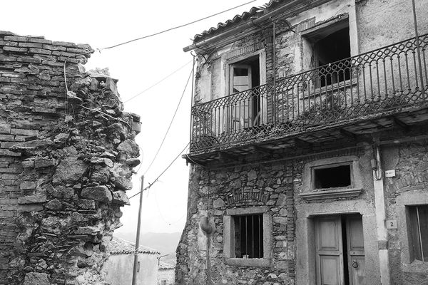 © Paola De Gregorio - Image from the Lost in time photography project