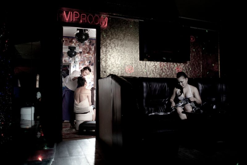 © Alvaro Laiz - Gambush, with her personal makeup artist, in a prostibule where she works every night.