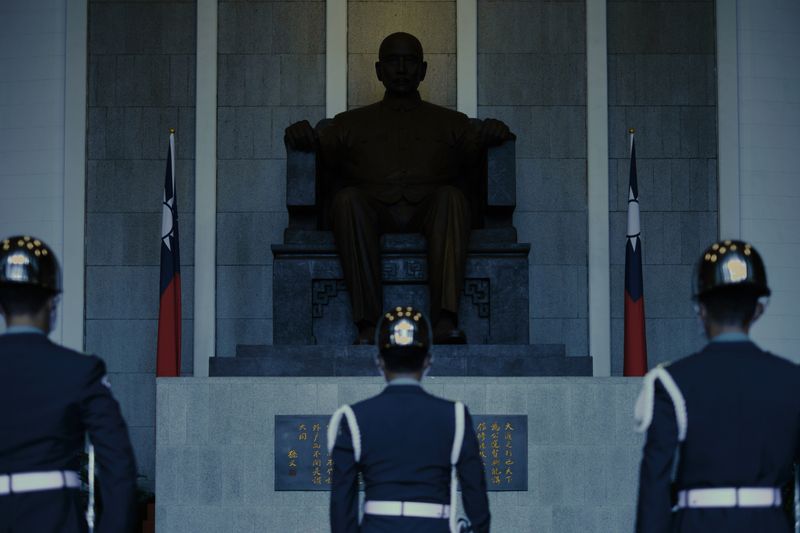 © Dragan Saric - Change of guard at the Sun Yat-Sen Memorial Hall.