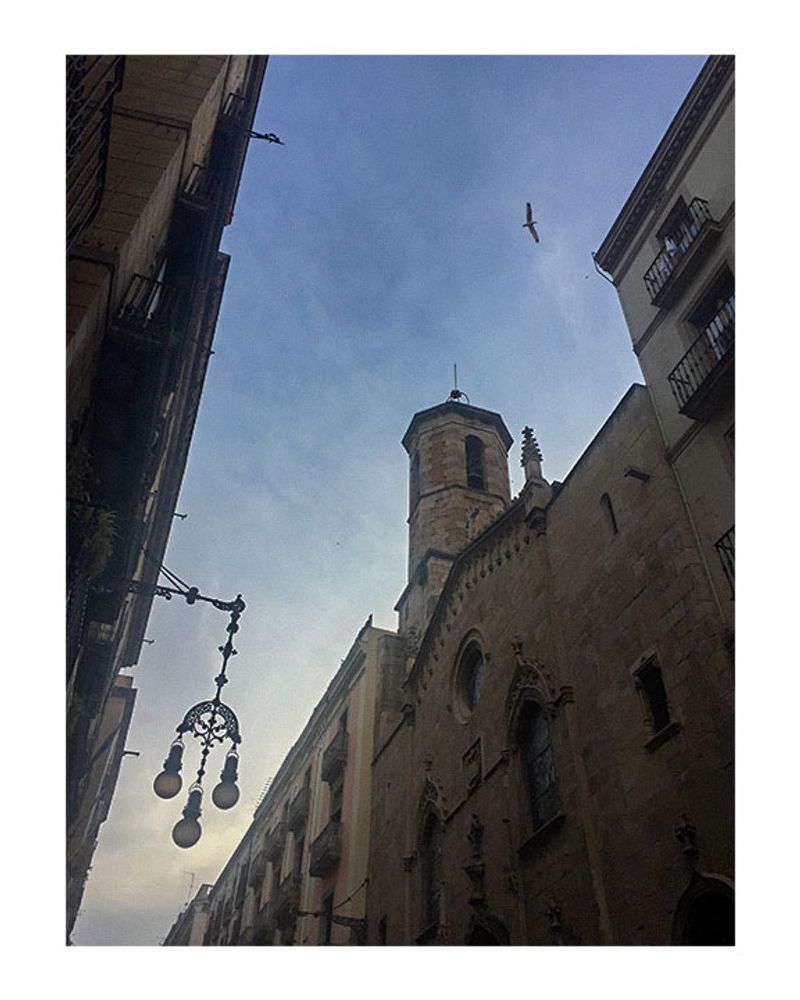 © Andrés Aranguren - "Barri Gòtic", a dark place, next to the clear waters of the Mediterranean Sea.