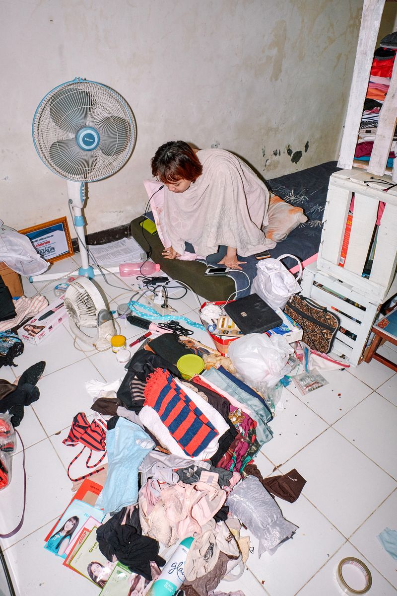 © Mochammad Yusni Aziz - 12. Banu prepares herself for a shower.