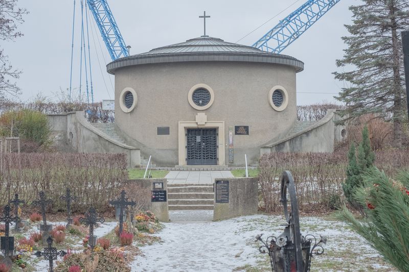 © Yakob-Aziz König - The chapel of resurrection, build in 1935 on the cemetery of the nameless. Vienna, Austria, December 2022.