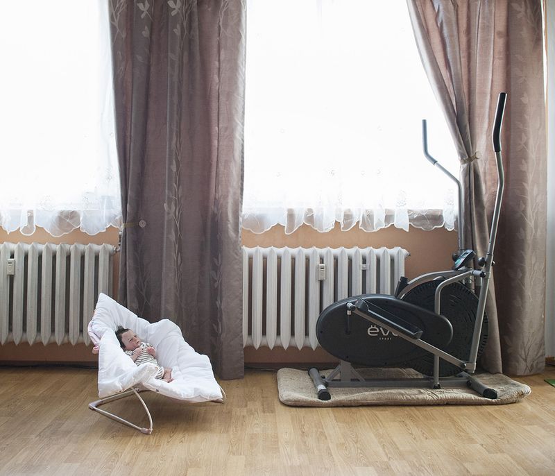 © Karolina Jonderko - When leaving the house "moms" often turn the tv on for the dolls. So they don't feel alone.