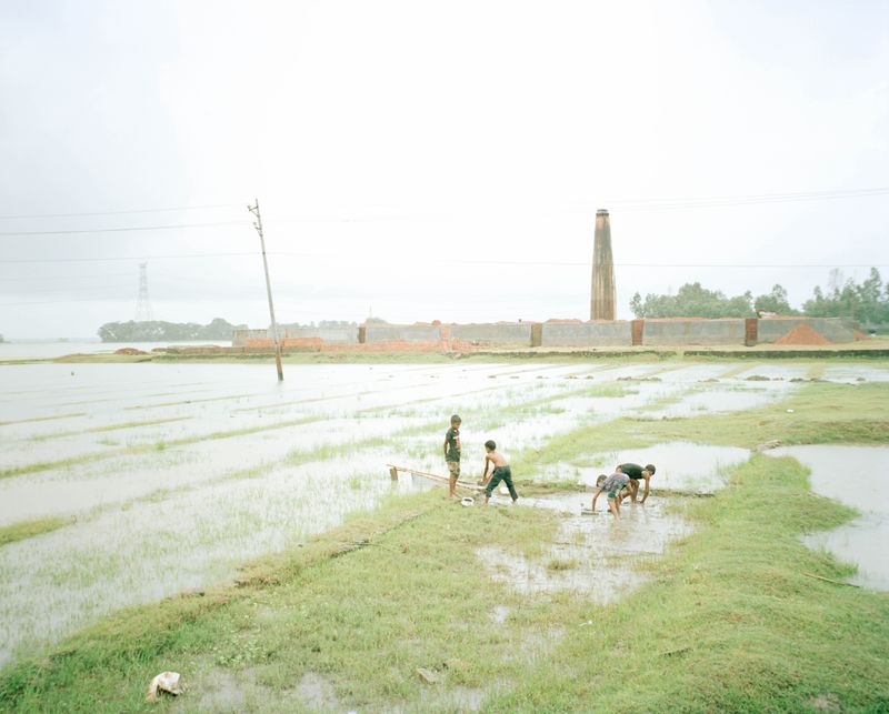 © Shunta Kimura - Children are catching small fish and shrimp.