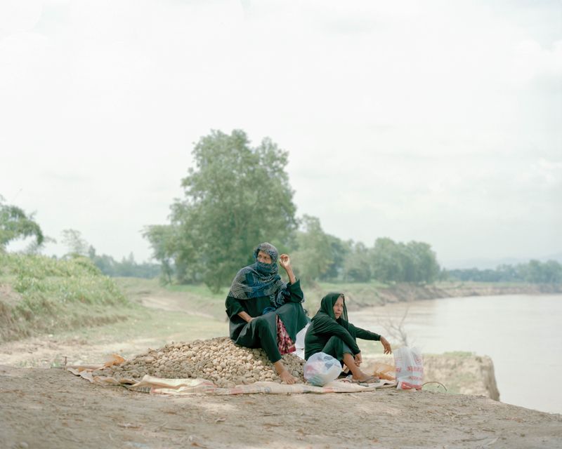 © Shunta Kimura - Women are waiting for a boat near the eroded river bank.