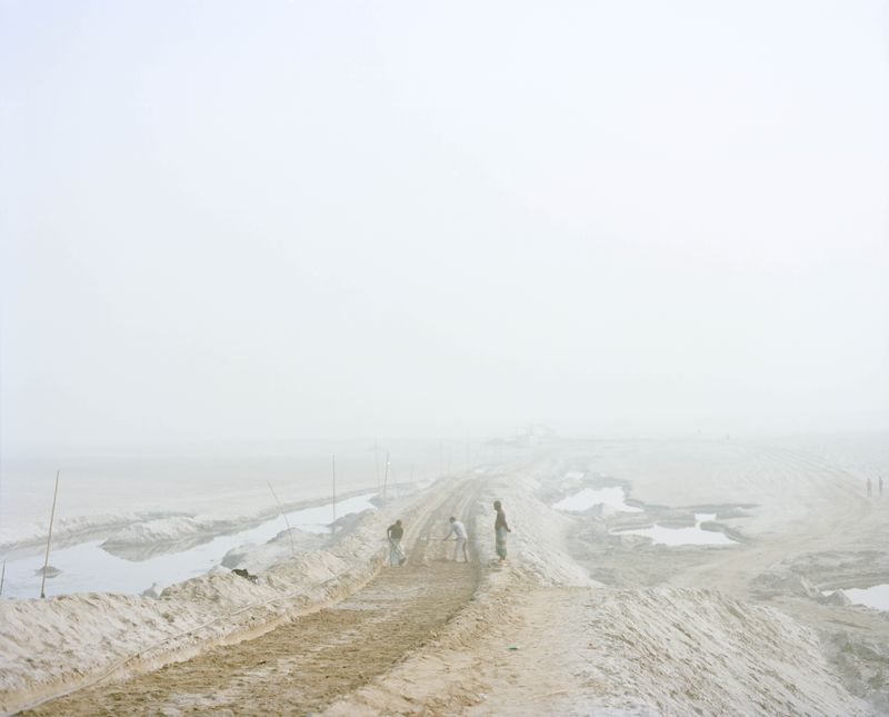 © Shunta Kimura - Men are flattening the road that appears in the dry season.