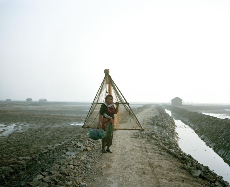 © Shunta Kimura - A fisherwoman who goes to the river to catch fish and shrimp.