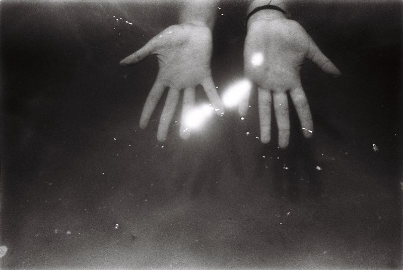 © Gabriela Pingarilho - Image from the We dive between the sparkless in the light blue sea photography project