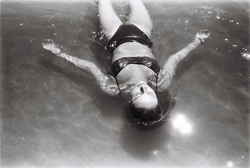 © Gabriela Pingarilho - Image from the We dive between the sparkless in the light blue sea photography project