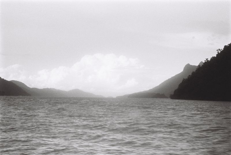 © Gabriela Pingarilho - Image from the We dive between the sparkless in the light blue sea photography project