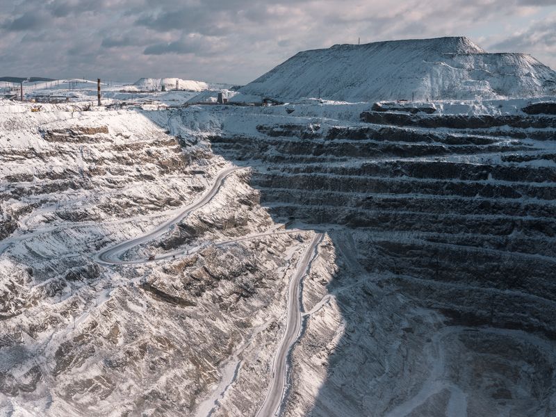 © Chris Bierl - The almost 444 meter deep magnesite quarry in Satka
