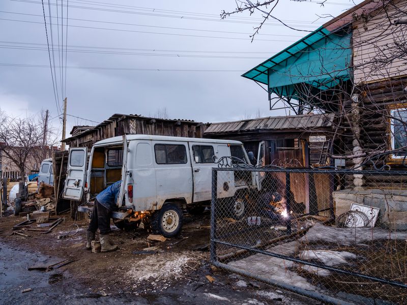 © Chris Bierl - Sasha and his son. workers at the powerpoint of Karabash