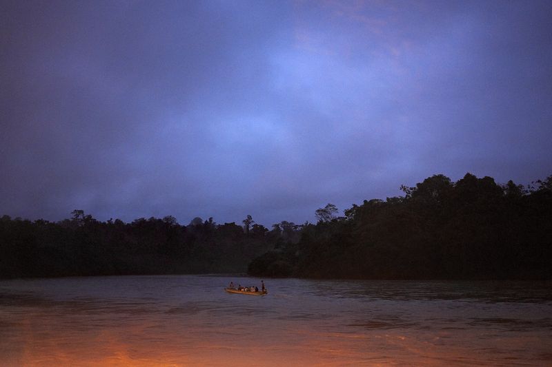 © Johanna Alarcón - A canoe arrives on the Santiago River. Playa de Oro, 2021.