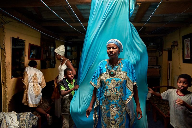 © Johanna Alarcón - Alba Pavón, a community leader represents "Yemayá", the mother of all the Orishas. Quito, 2018
