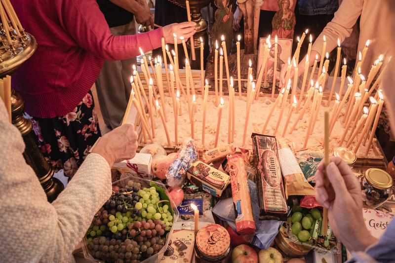 © daniela silvestri - During major religious celebrations, it is traditional to bring and share food offerings.