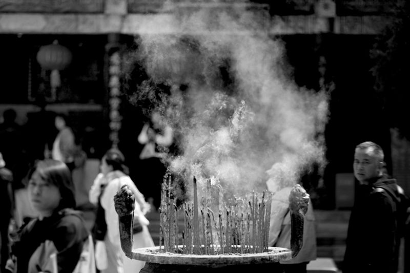 © DAVID ZHAO - incense and candles