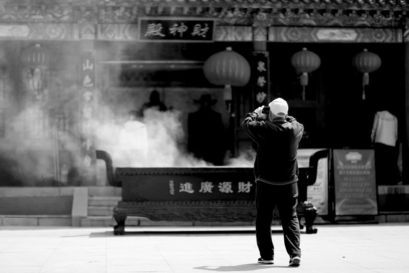 © DAVID ZHAO - Mobile check-in and photo taking