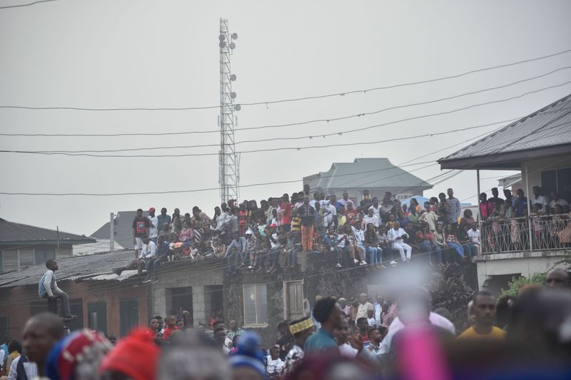 © Chukwuka Obu - 11. Spectators on roof tops at the palace for vantage view