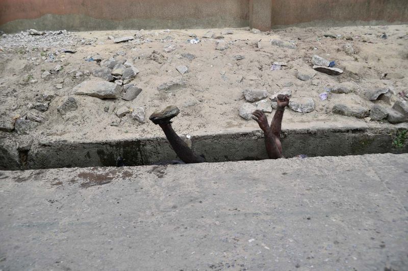 © Chukwuka Obu - 3. Indigine of Opobo inside the gutter. Celebration of the Nwaotam dance festival.