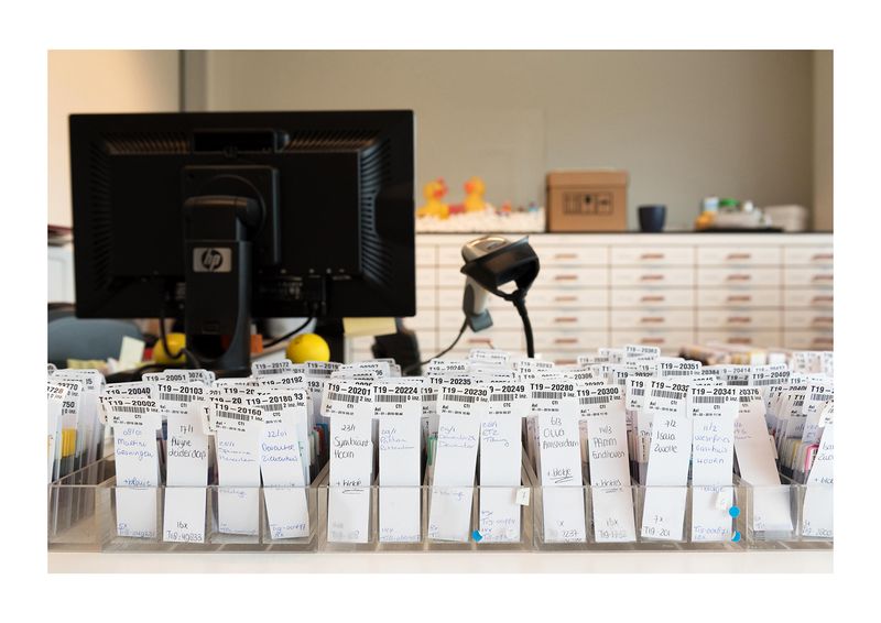 © Petra Kroon - research room with slides, Dutch Cancer Institute