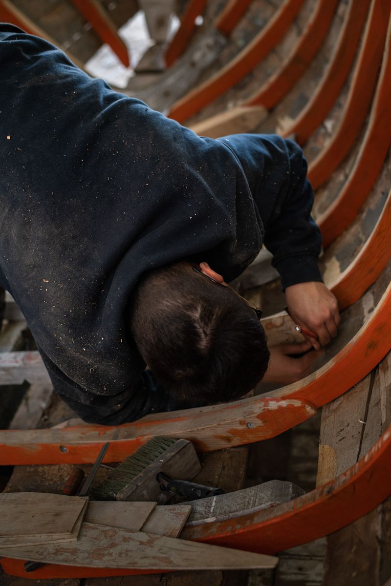 © Julie Bourges - Cecile is changing some pieces of the structure of a catalan boat.