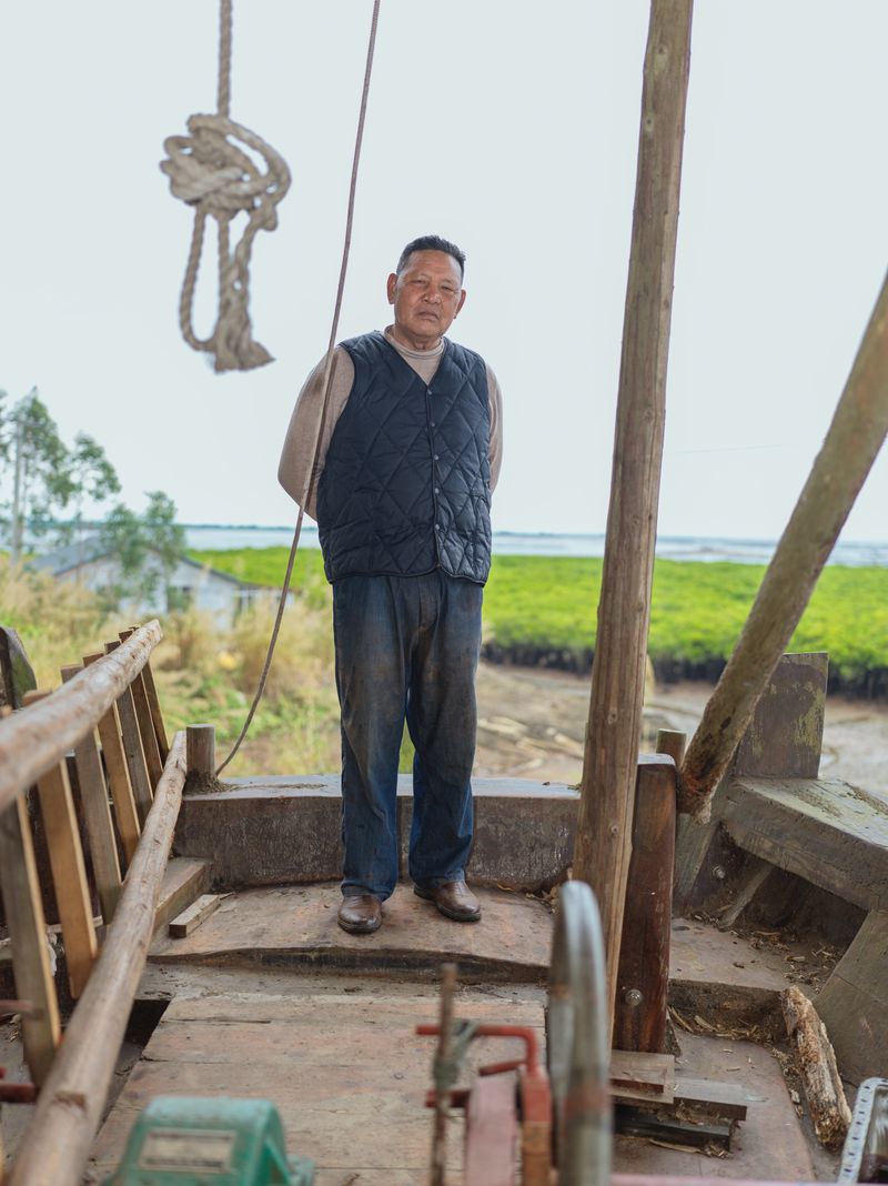 © Tianxi Wang - People who make their home on dry-land boats.