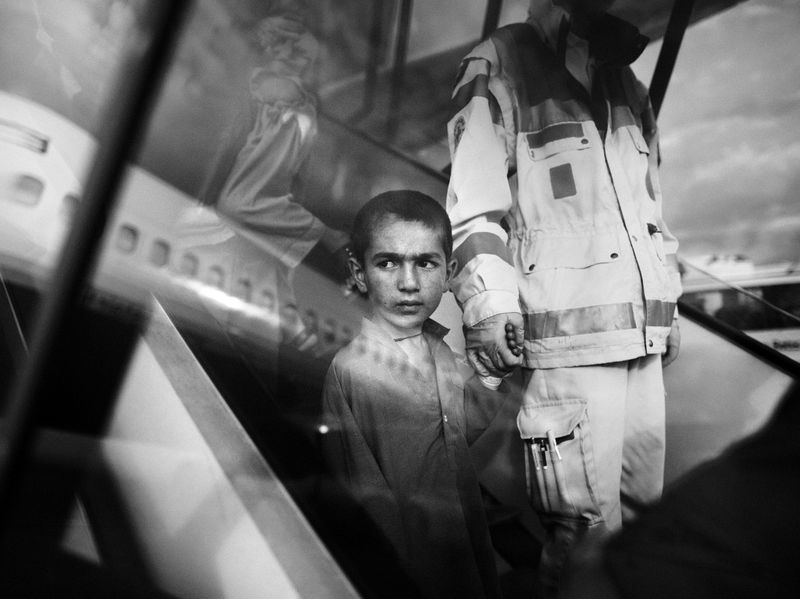 © Toby Binder - Children from Afghanistan arriving at Duesseldorf Airport.