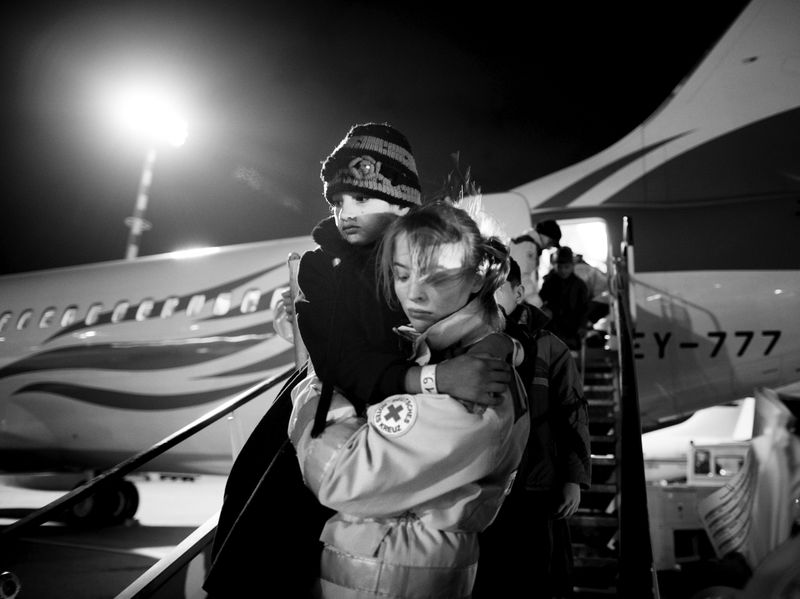 © Toby Binder - Shekiba is carried off the plane by a volunteer of Red Cross Germany.