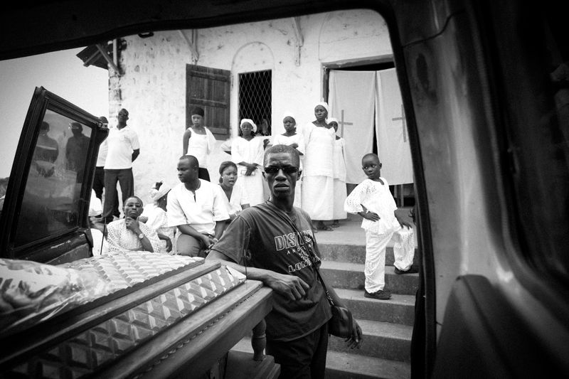 © Toby Binder - Funeral of a women who died during her fourth pregnancy.