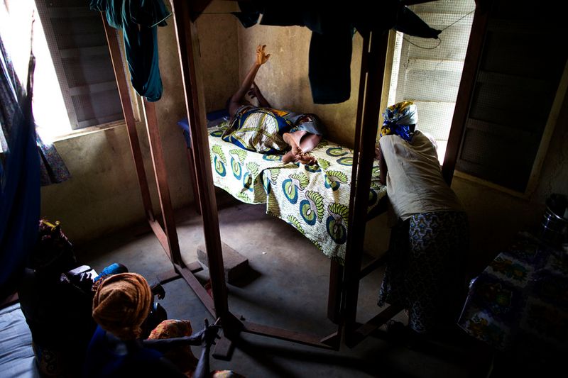 © Toby Binder - Fatmata Kammal has been in labour for hours already in this local Health Center in Bandajuma.