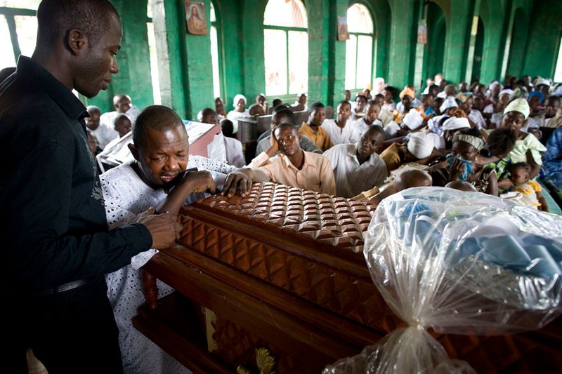 © Toby Binder - Funeral of a women who died during her fourth pregnancy.