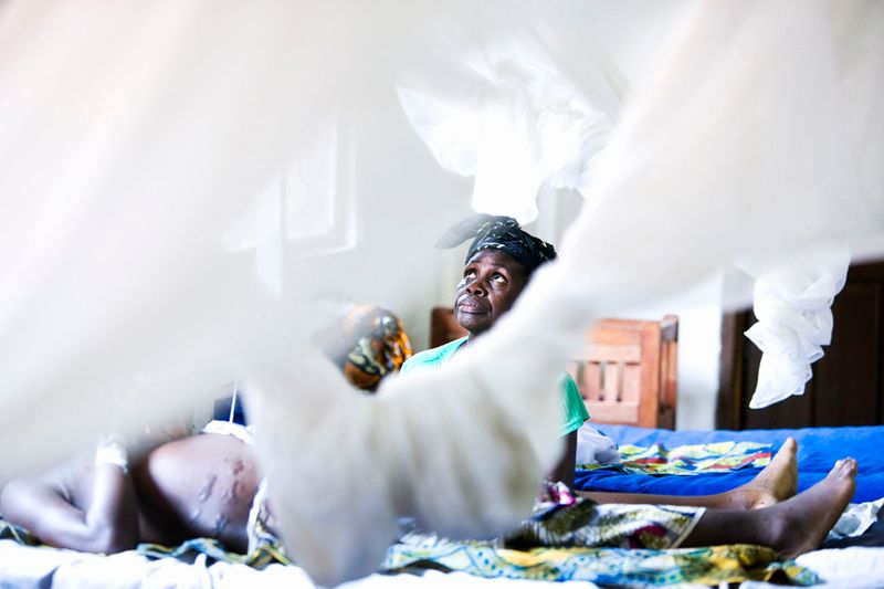 © Toby Binder - Batu Wudie next to her daughter Marnie, who lost her child during delivery at the Medecins Sans Frontieres hospital in Bo.