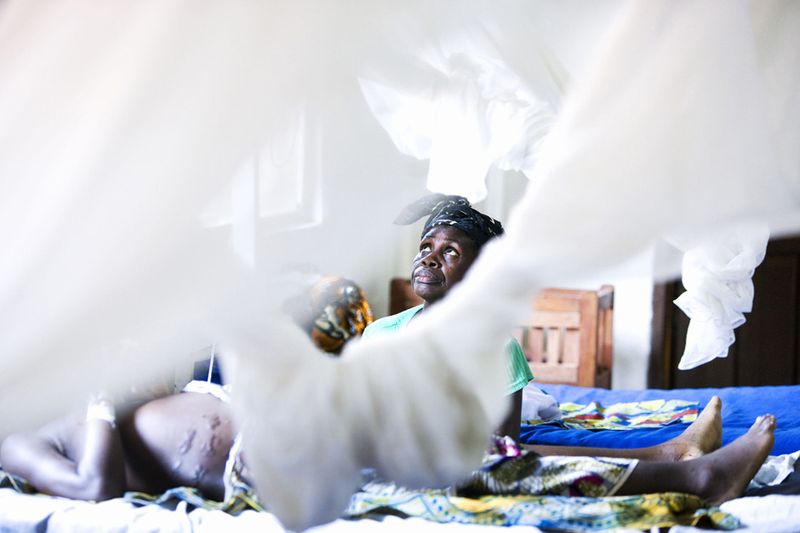 © Toby Binder - Batu Wudie next to her daughter Marnie, who lost her child during delivery at the Medecins Sans Frontieres hospital in Bo.