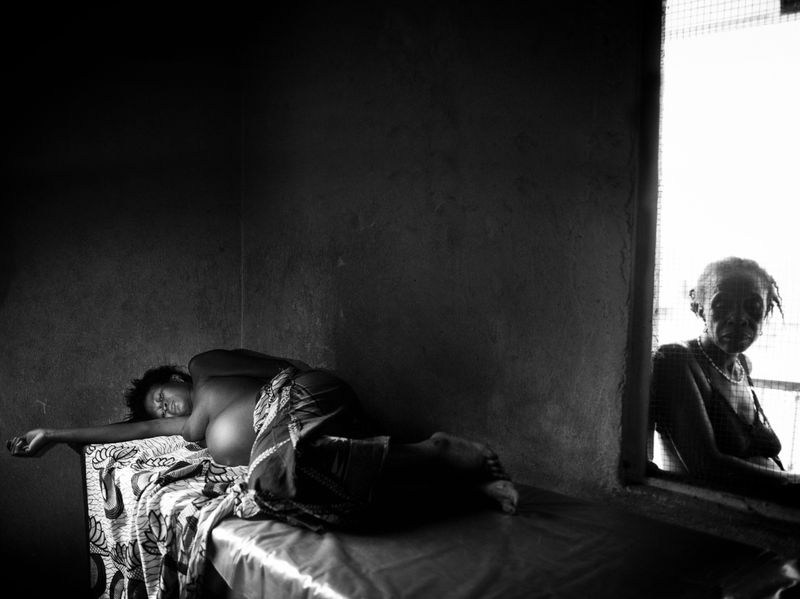 © Toby Binder - Fatmata Kammal has been in labour for hours already in this local Health Center in Bandajuma.