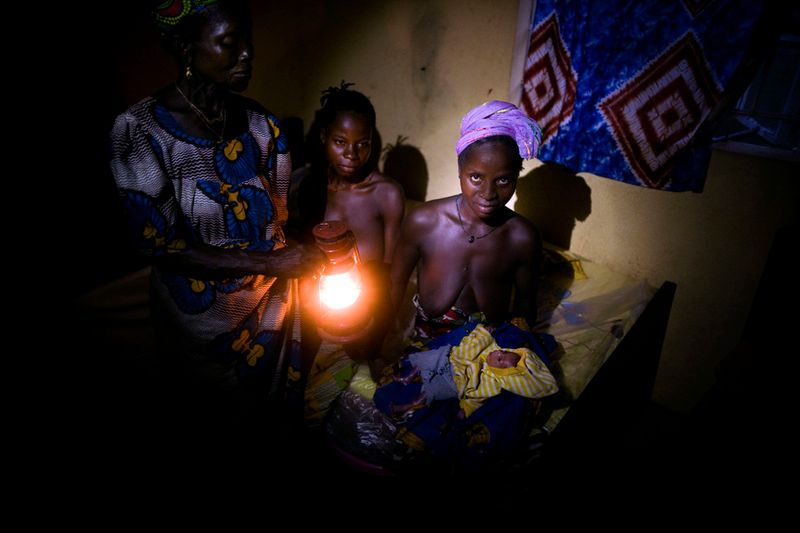 © Toby Binder - Felicitous birth at a Health Center in Lalehun. Bouindu Moiulo, Senya Momoh & Mossah Koromo.
