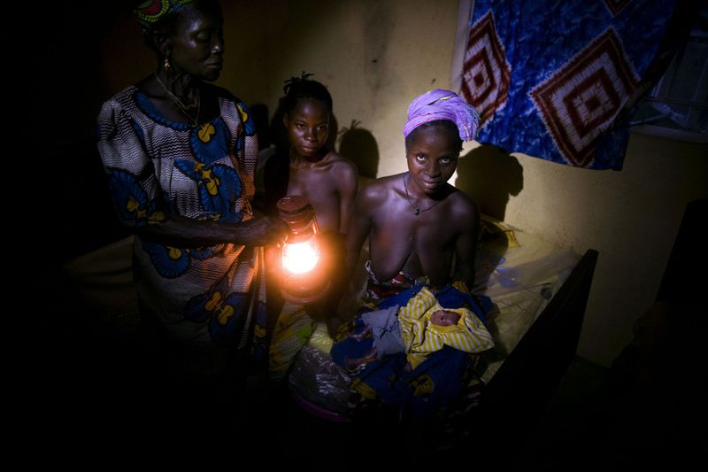 © Toby Binder - Felicitous birth at a Health Center in Lalehun. Bouindu Moiulo, Senya Momoh & Mossah Koromo.